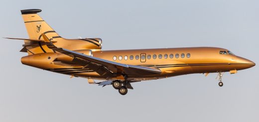 هواپیمای جت خصوصی Falcon 7X طلایی
