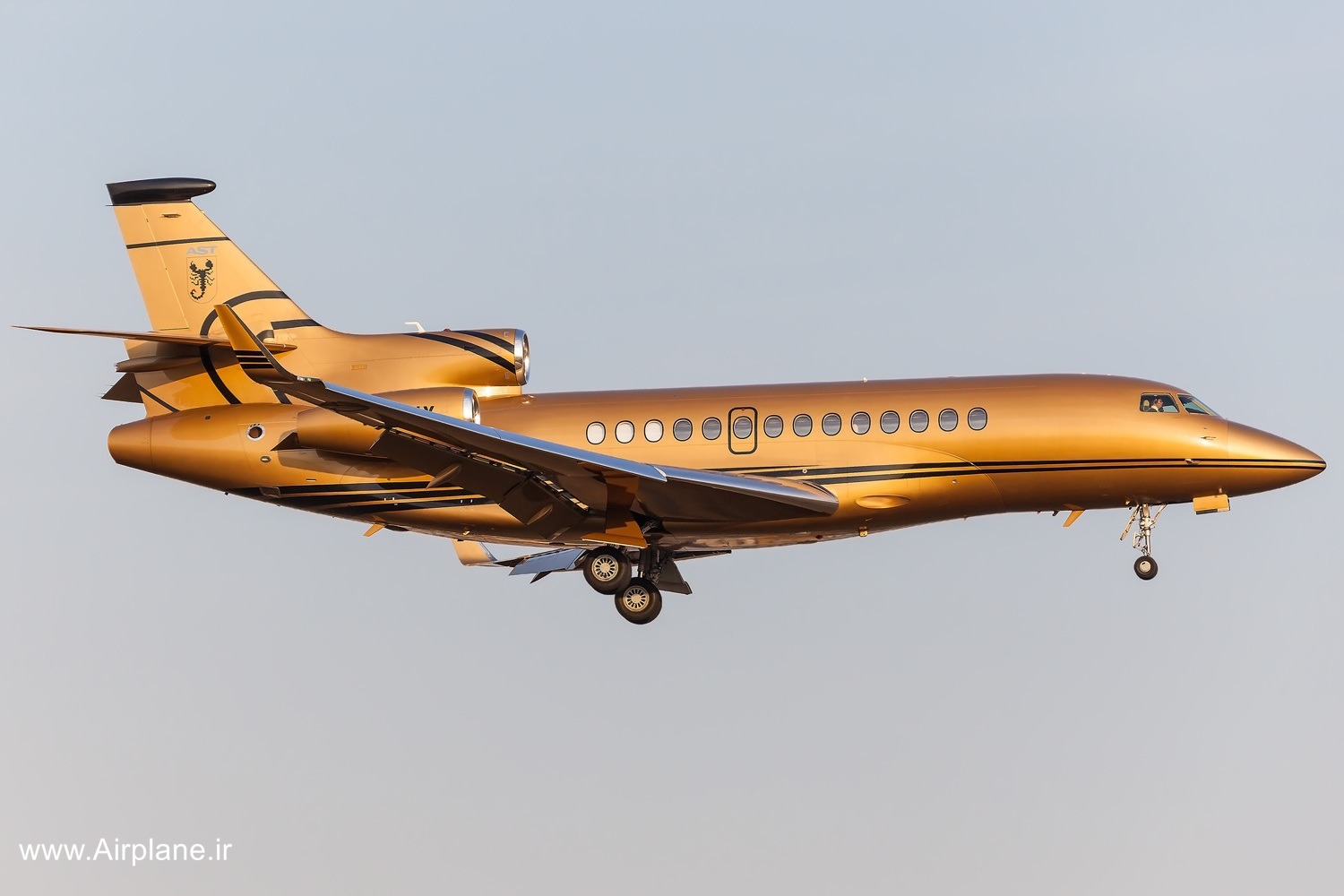 هواپیمای جت خصوصی Falcon 7X طلایی