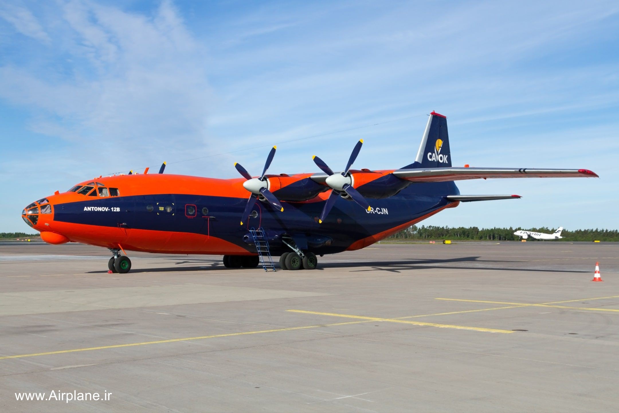 هواپیمای Antonov An-12
