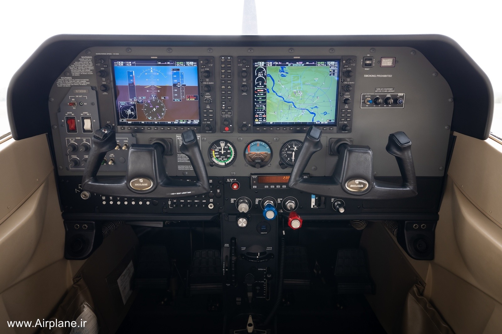کابین هواپیمای Cessna 182 Skylane
