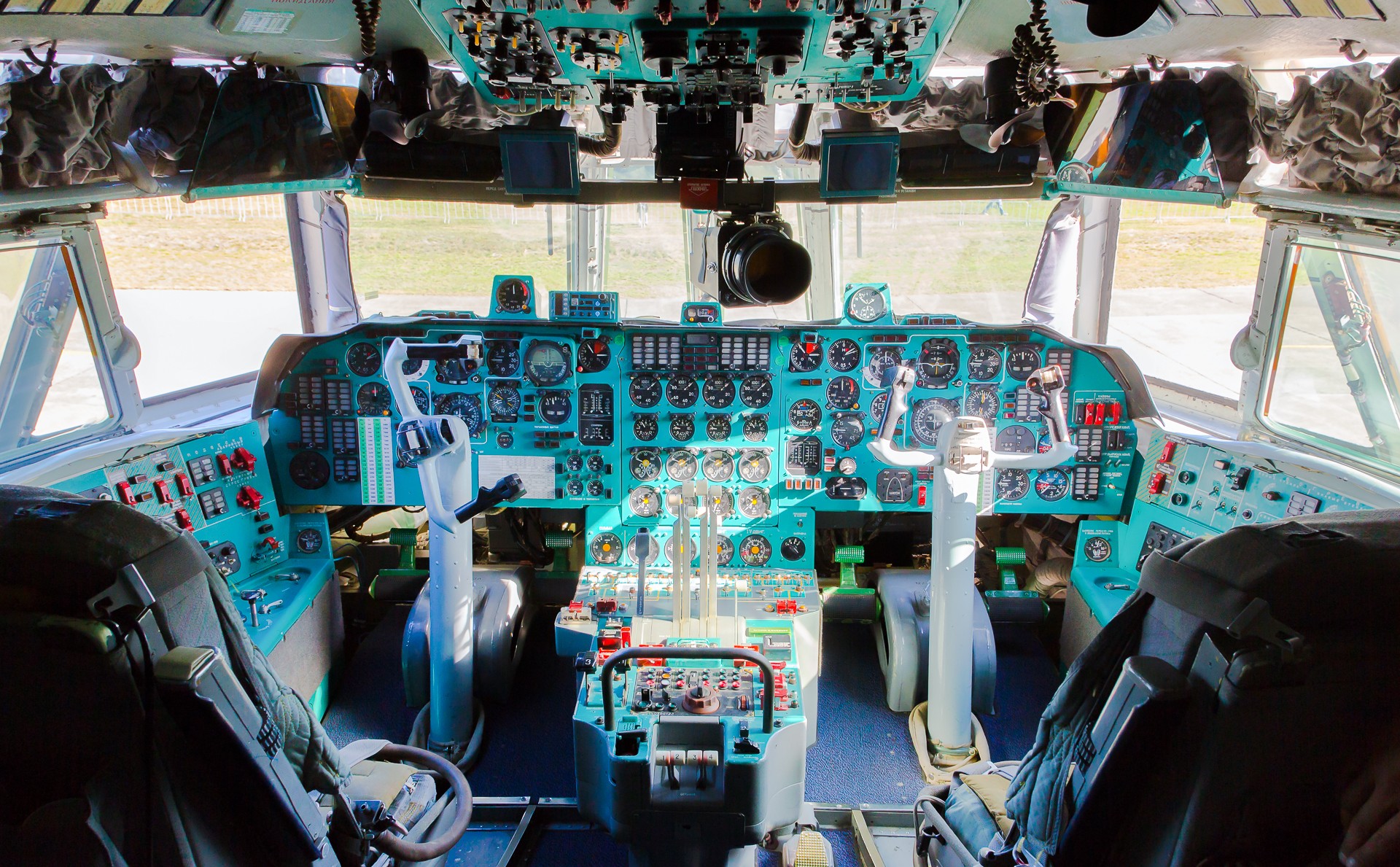 کابین خلبان هواپیمای Ilyushin Il-76 