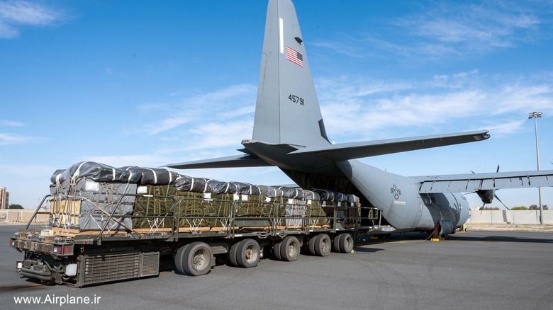 هواپیمای لاکهید C-130 هرکولس در حال بارگیری