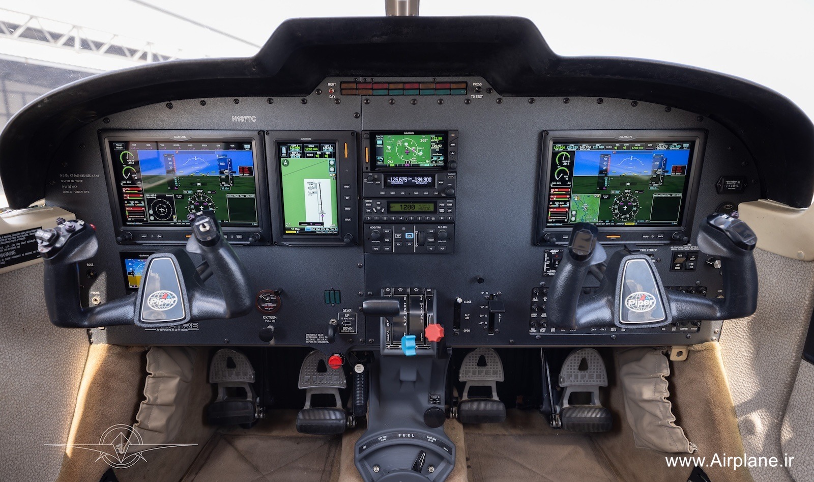 کابین هواپیمای Piper PA-32 Saratoga