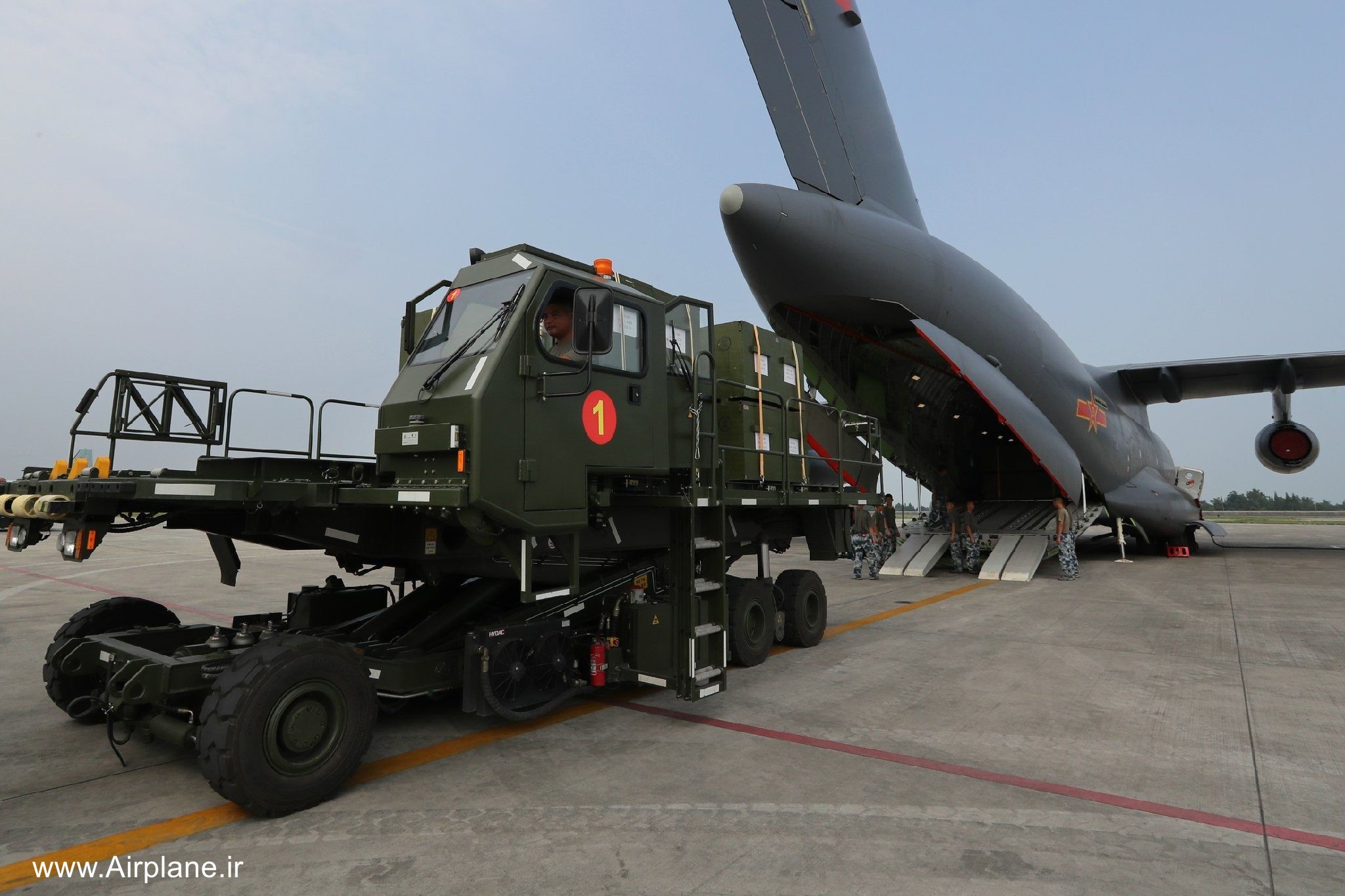 هواپیمای Shaanxi Y-20 Kunteng در حال بارگیری