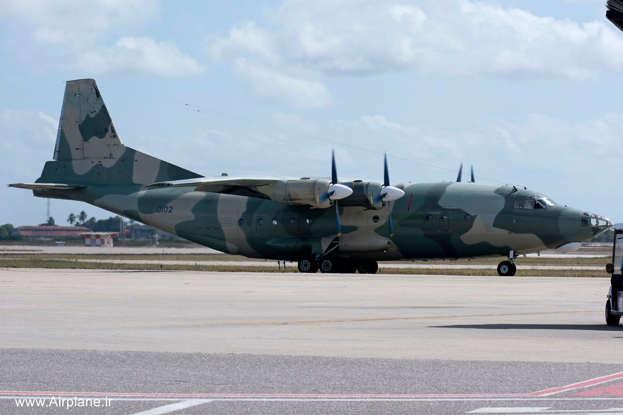 هواپیمای باری Shaanxi Y-8 چین